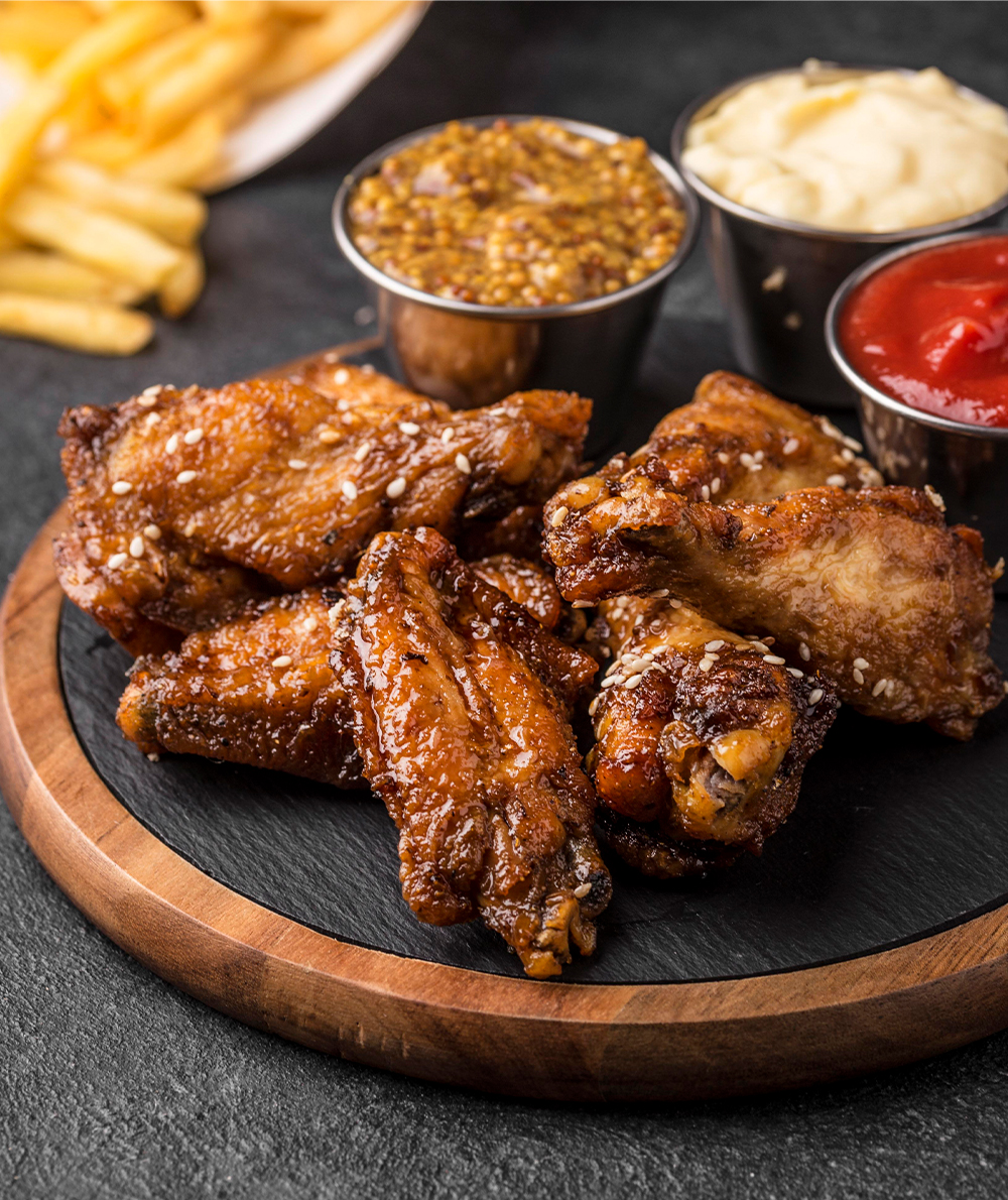 1901garage 0000 pollo frito con variedad de salsas y papas fritas