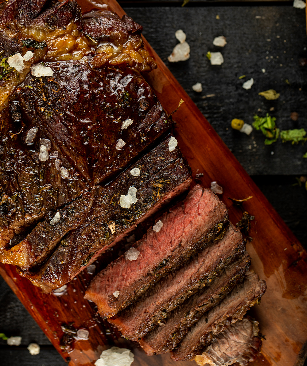 1901garage 0001 filete de carne cruda cocida en rodajas y sal agregada servida en la mesa negra